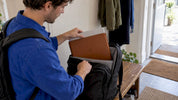 MacBook sicher im Ledersleeve im Rucksack verstauen