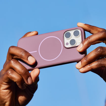 Beats-hoesje met MagSafe camera-regelaar in gebruik