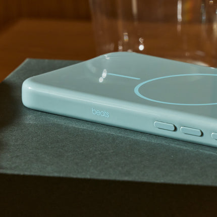 Achterkant van het Beats-hoesje met MagSafe-compatibiliteit