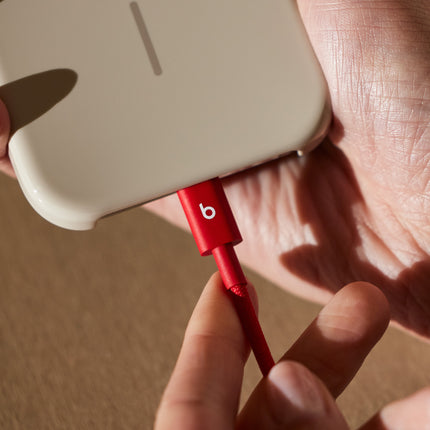 Beats USB-C-naar-USB-C-kabel aangesloten op een iPhone